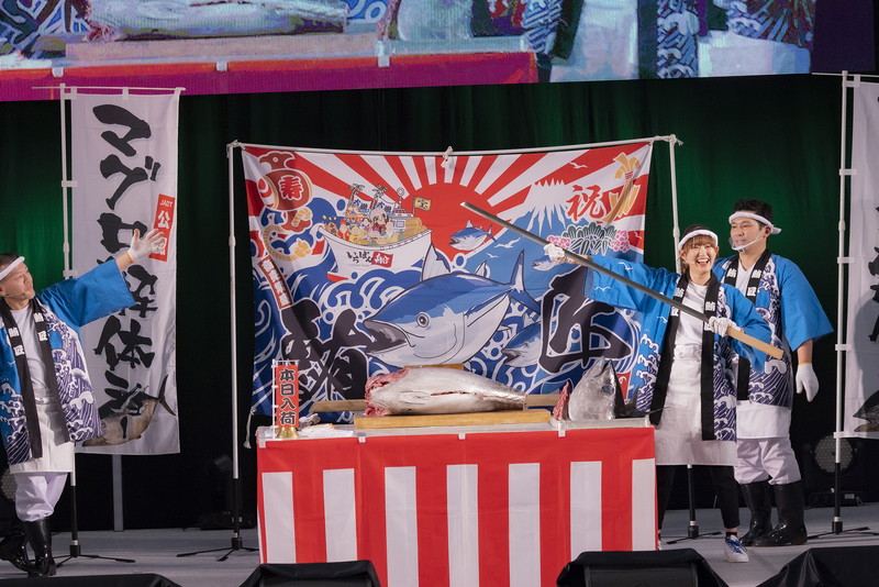 【オフィシャルレポ】アンジュルム川村文乃、マグロ解体ショーで豪快な包丁さばきを見せる