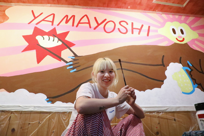 YUUKI (CHAI)、初の壁画アートを人気餃子店「やまよし」に展示