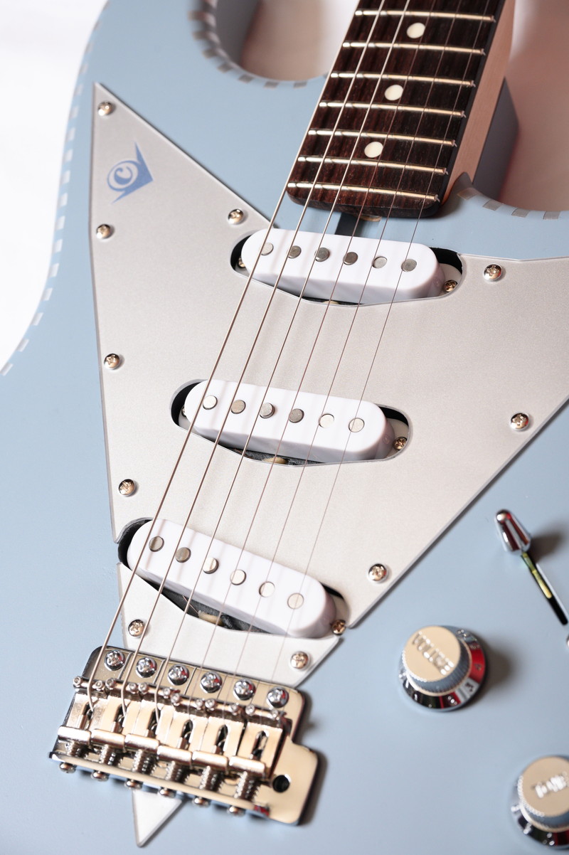 新進気鋭2ブランドがコラボ ”究極のSTタイプギター” 誕生 イメージモデルは夕日桃